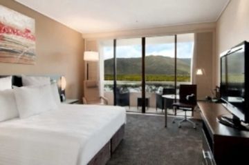 Hilton Cairns